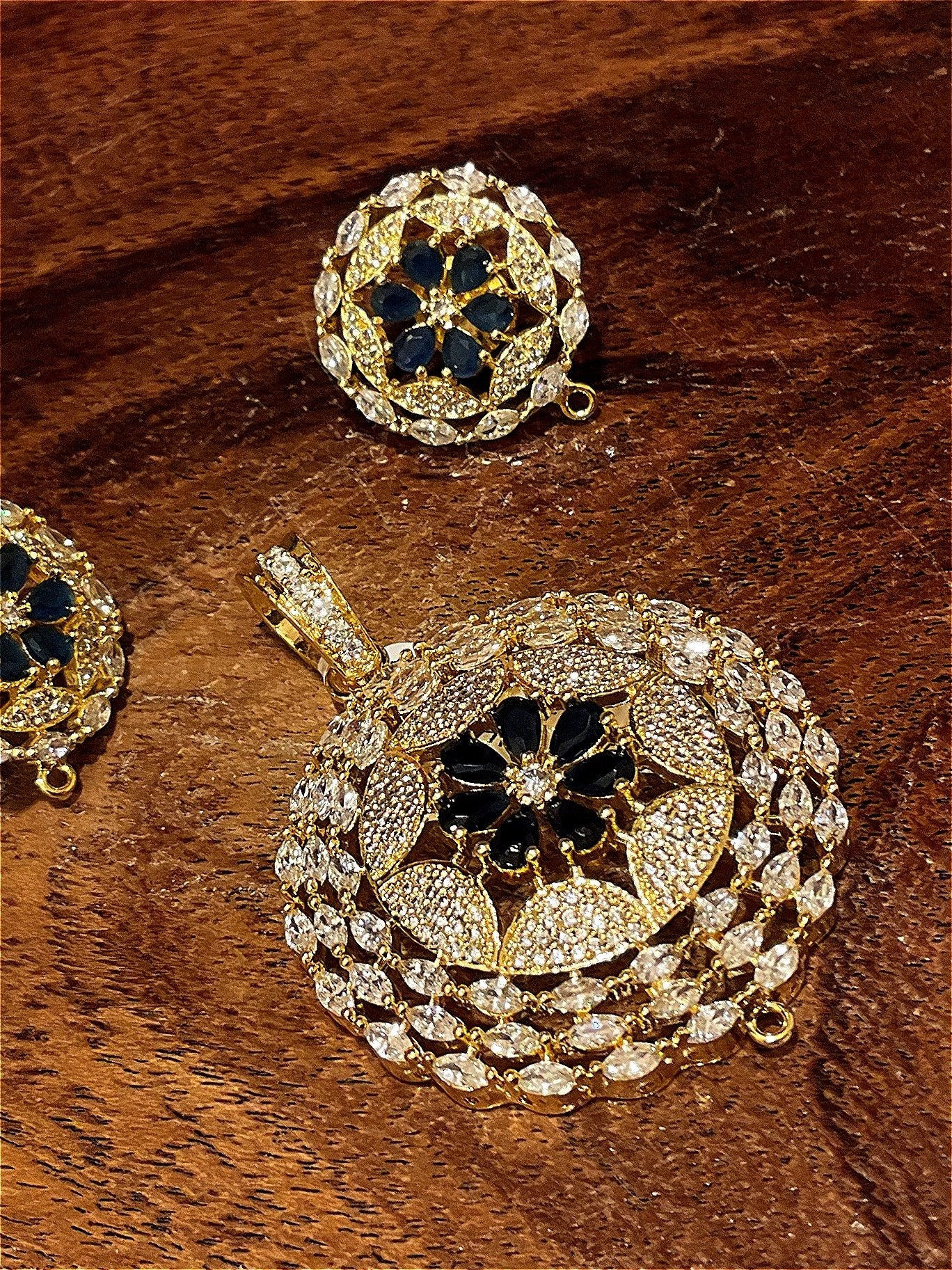 Pendant set