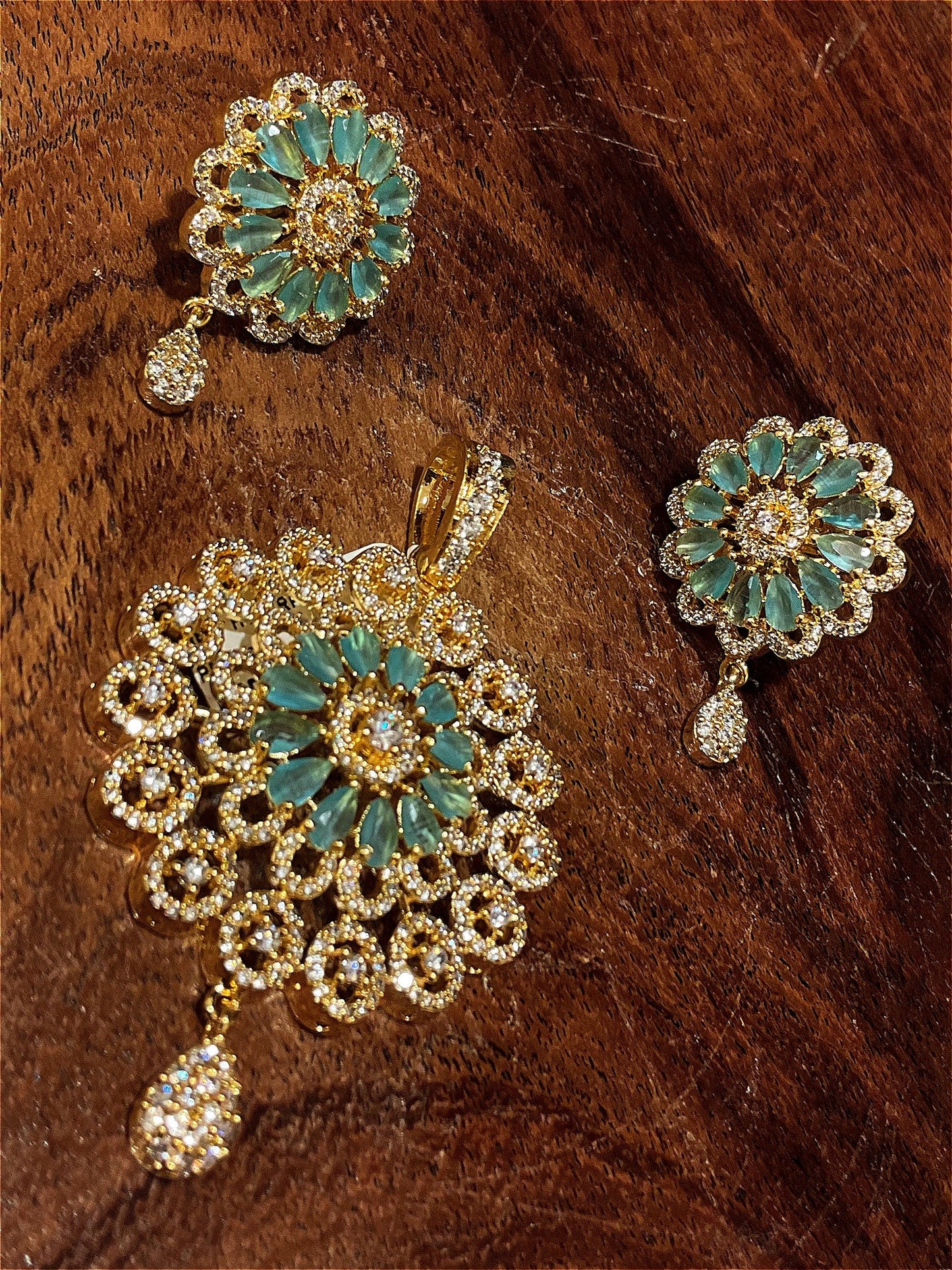 Pendant set