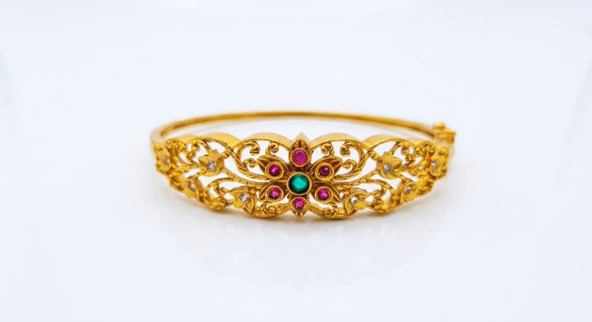 Elegant Antique Gold-Plated Floral Bracelet