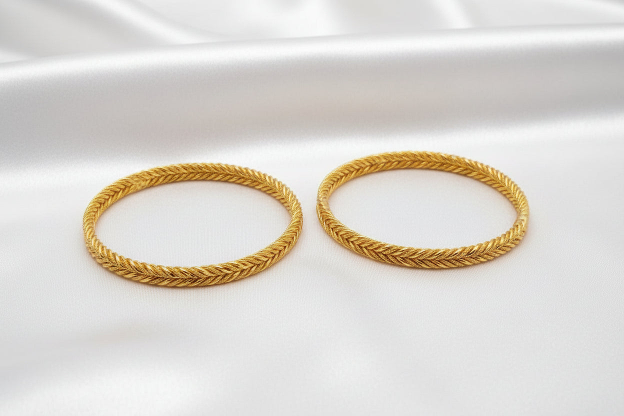 Elegant Gold-Tone Leaf Pattern Bangle Set