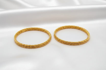 Elegant Gold-Tone Leaf Pattern Bangle Set