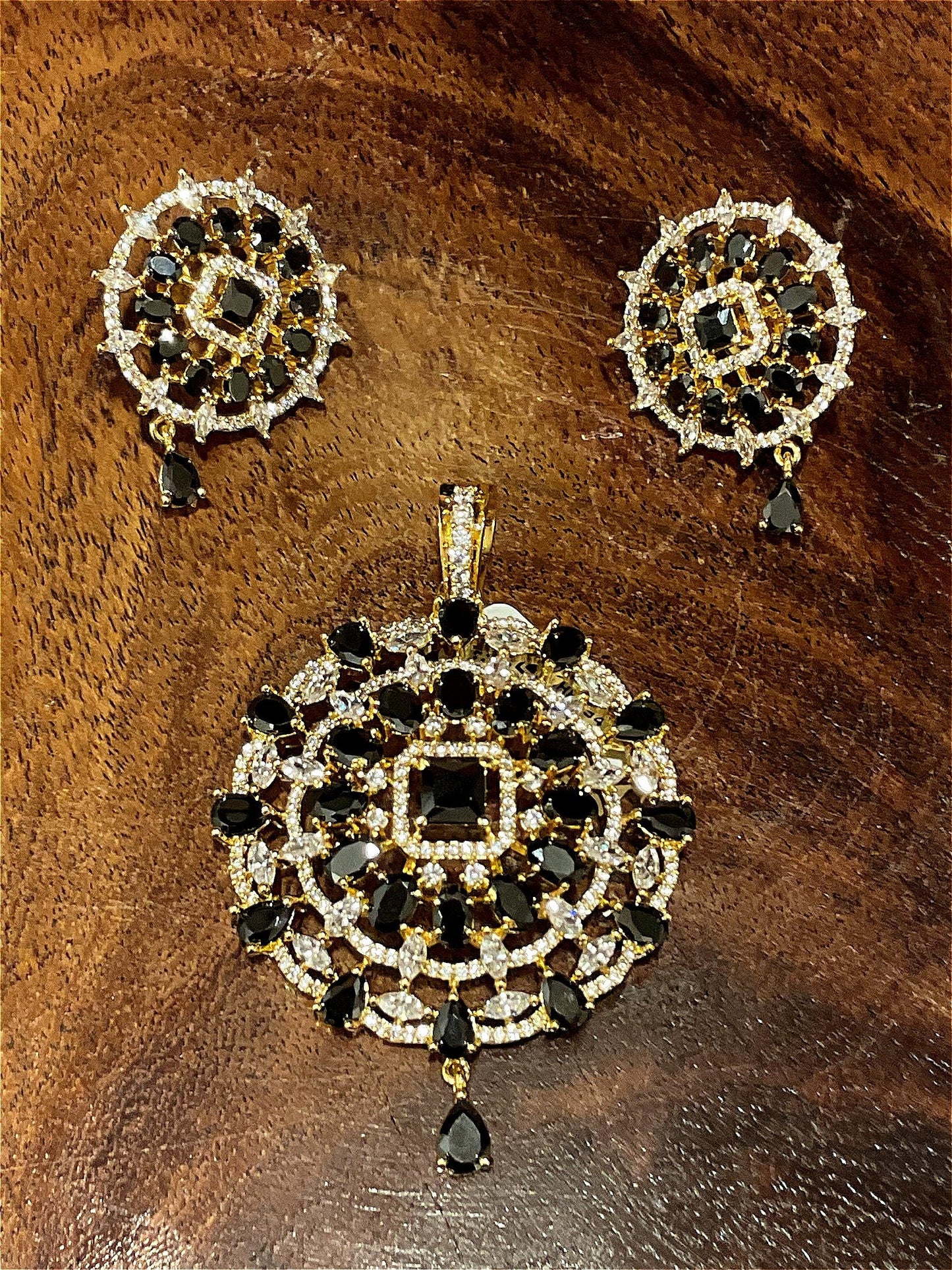 Pendant set