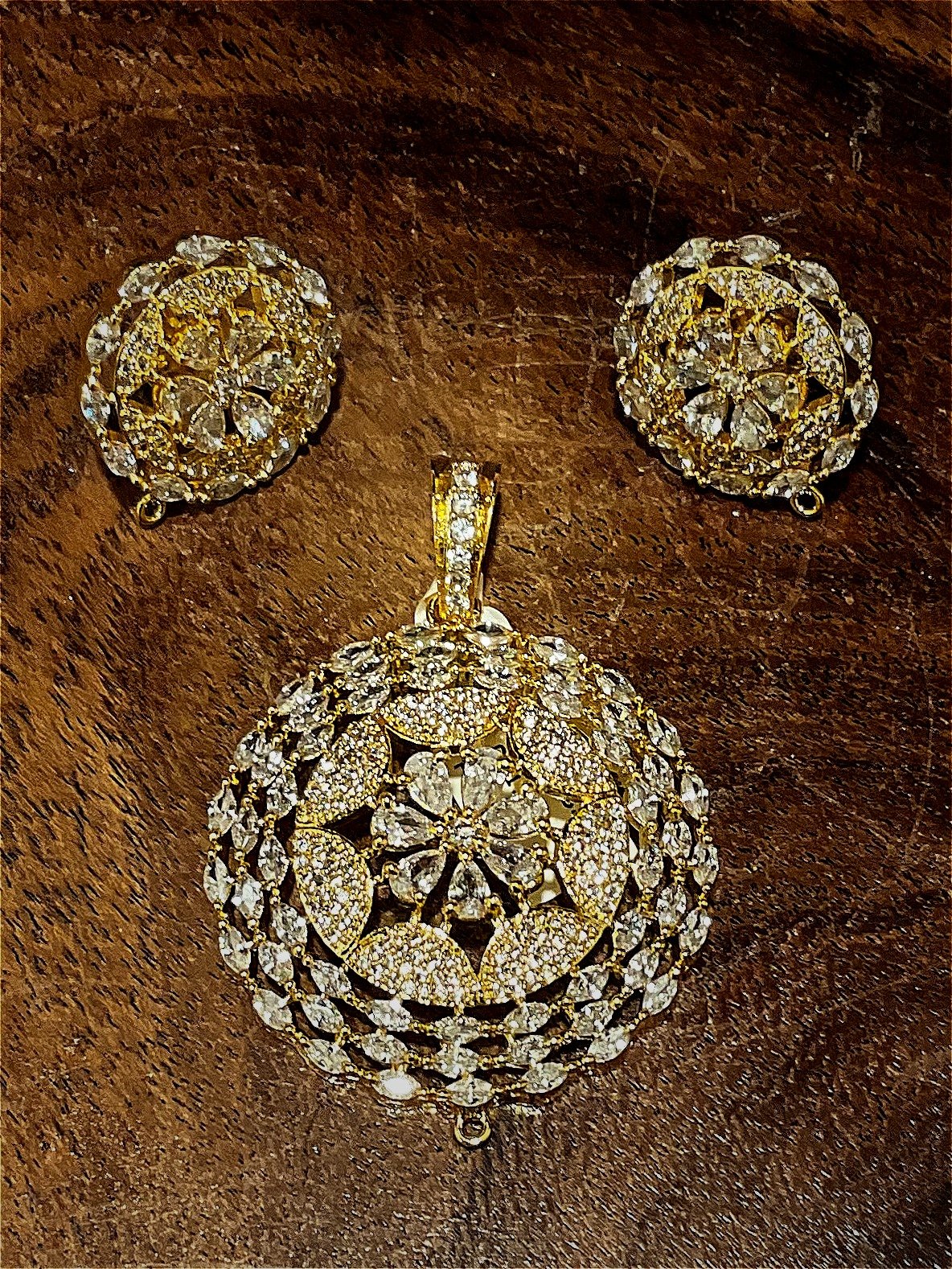 Pendant set