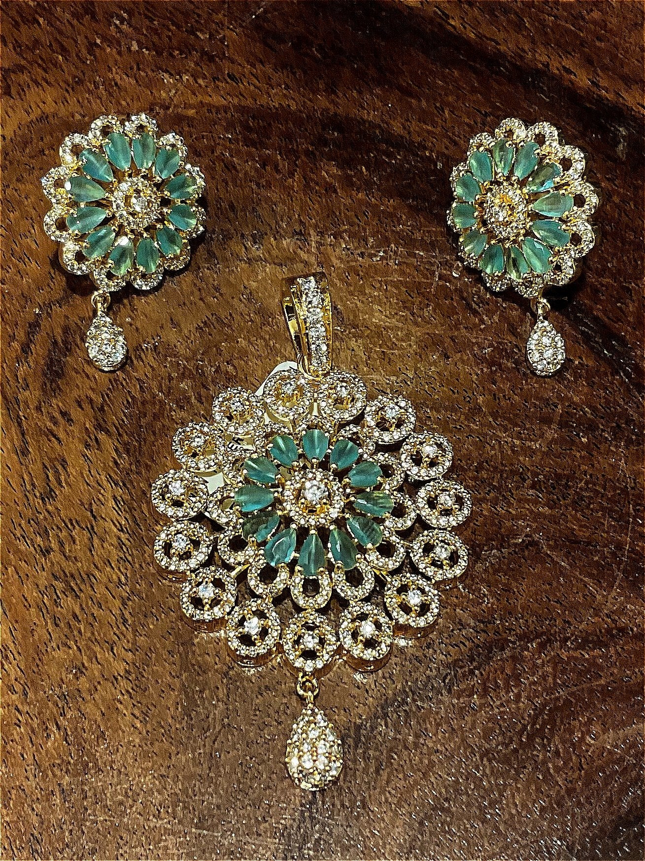 Pendant set