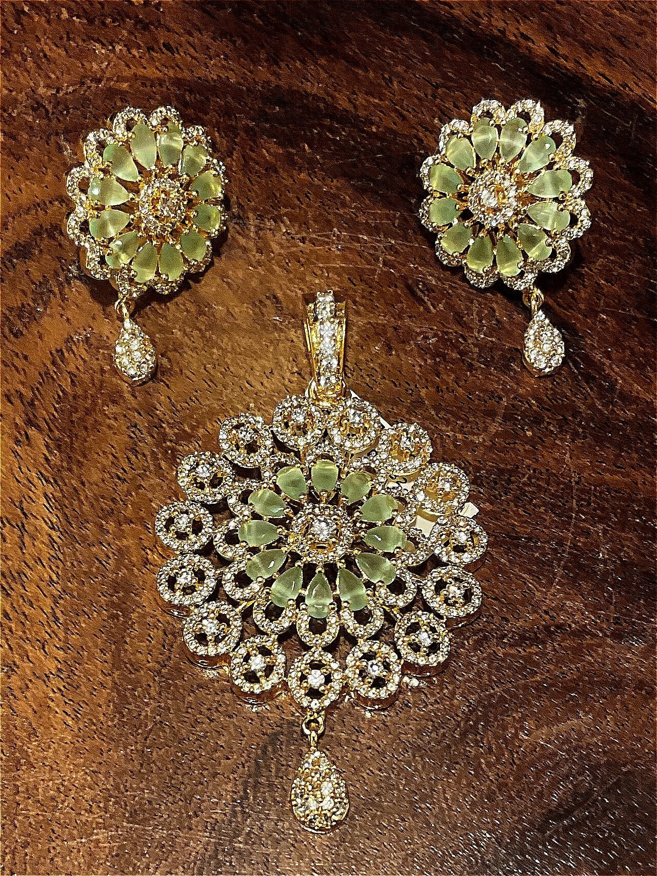 Pendant set