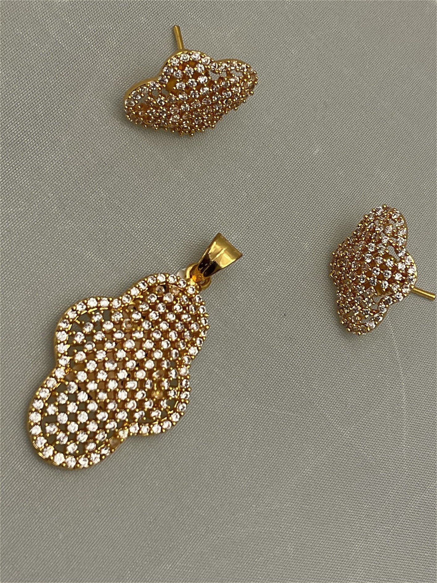 Pendant set