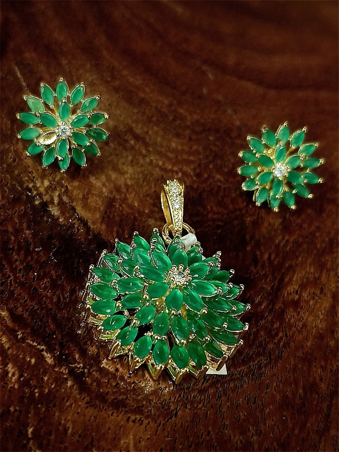 Pendant set
