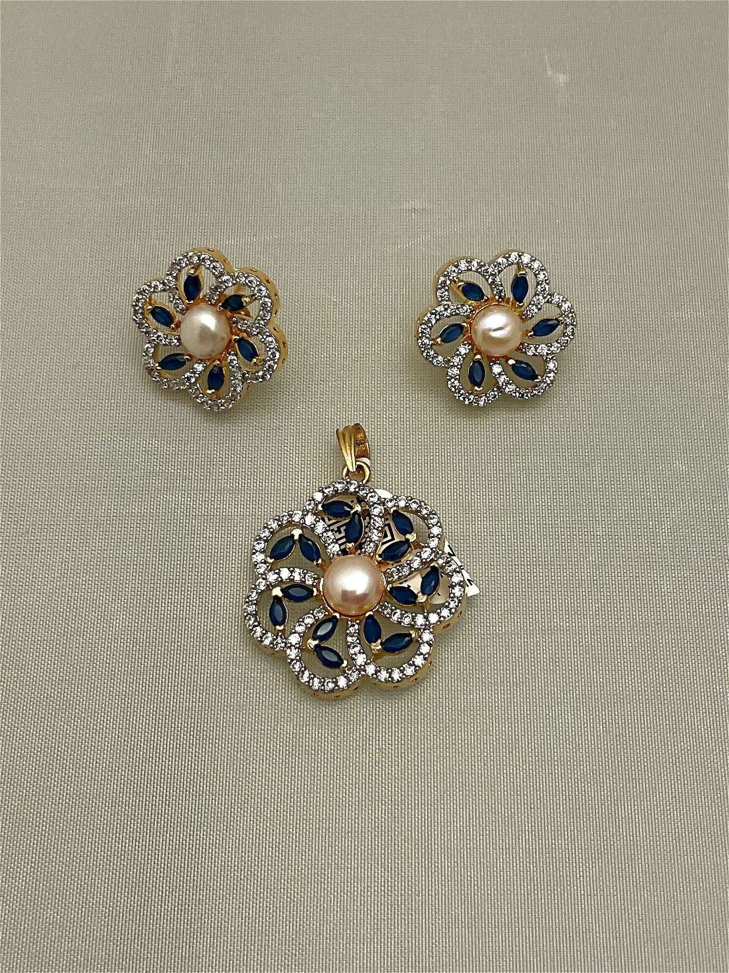 Pendant set