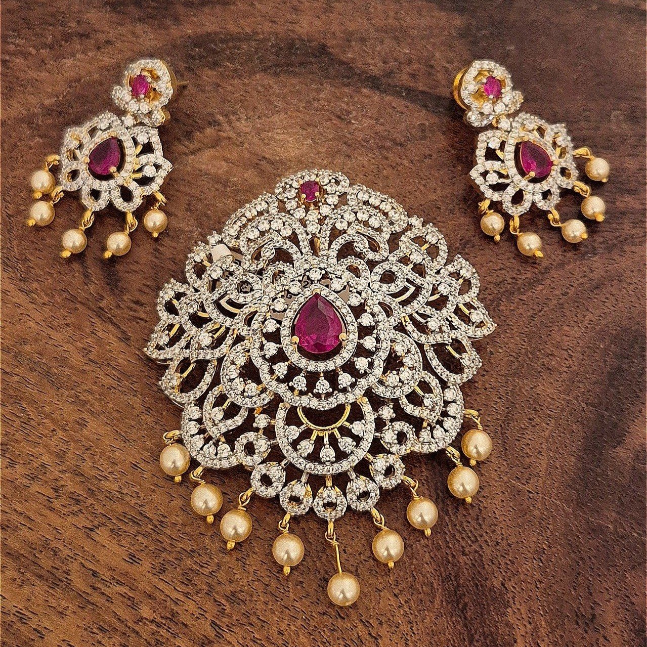 Stone pendant set